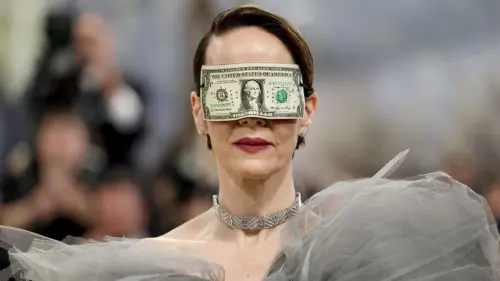 Sarah Paulson bị chỉ trích vì đeo mặt nạ tiền đô ở Met Gala