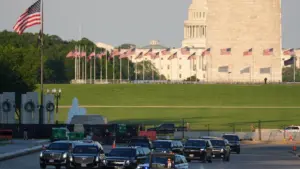 Tổng Thống Trump Lái Xe Qua Hồ Phản Chiếu Lincoln Memorial Để Kiểm Tra Lớp Sơn Xanh Mới