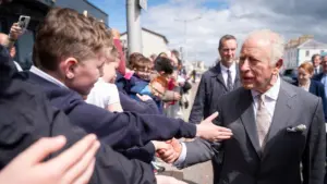 Vua Charles III bị chim mòng biển “tấn công” tại Bắc Ireland