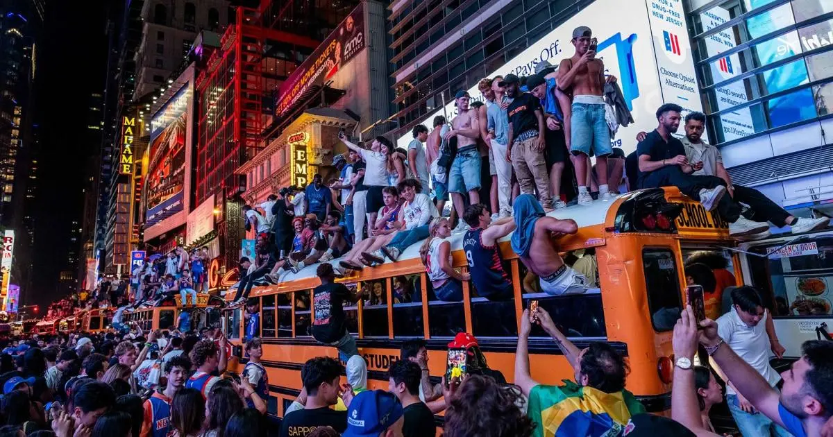Người hâm mộ New York ăn mừng chức vô địch lịch sử của đội Knicks