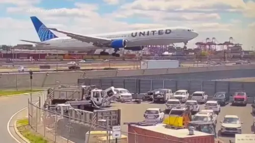 Chuyến bay United đâm cột đèn khi hạ cánh tại Newark