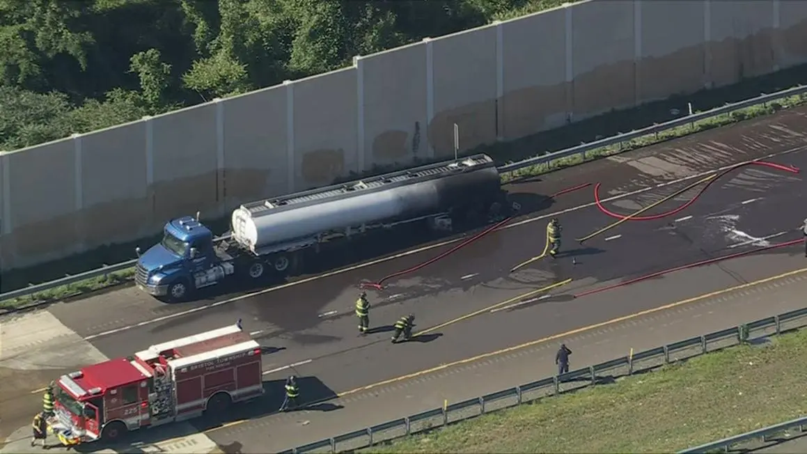 Xe bồn bốc cháy trên xa lộ I-95 tại Bristol, Bucks County
