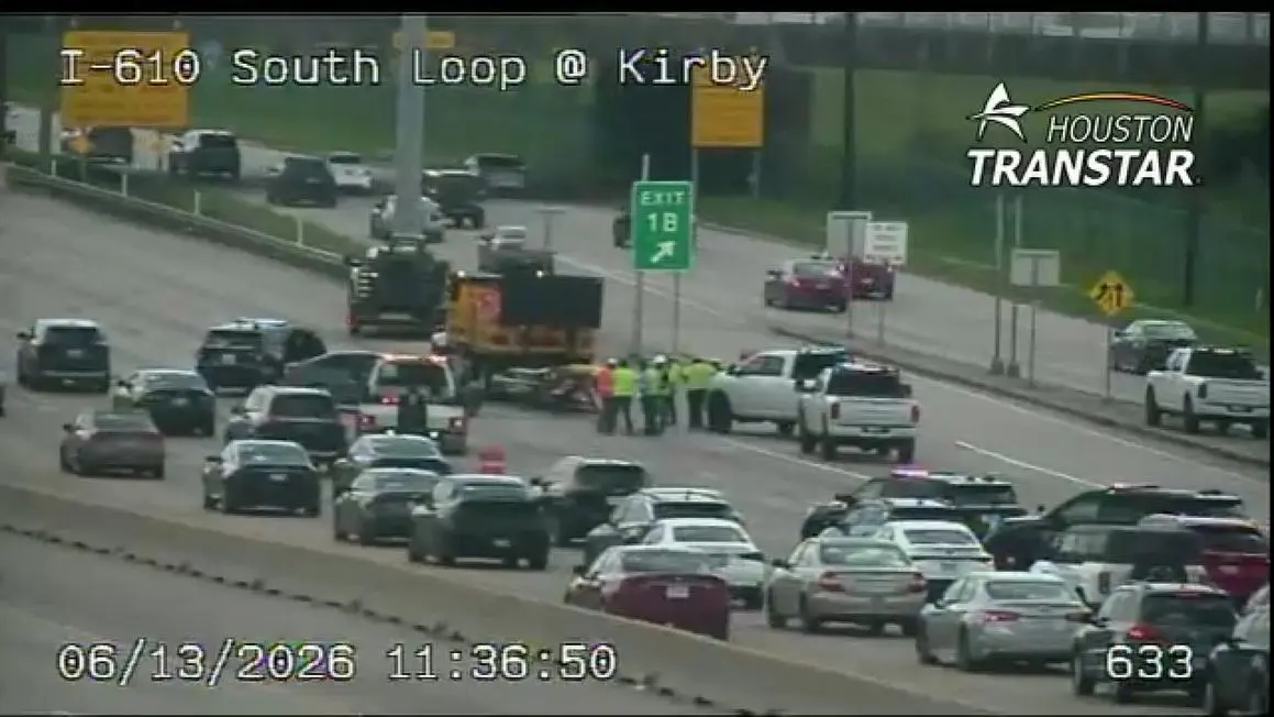 Va chạm xe liên quan xe điều khiển giao thông, đóng nhiều làn đường hướng Đông trên South Loop gần Kirby