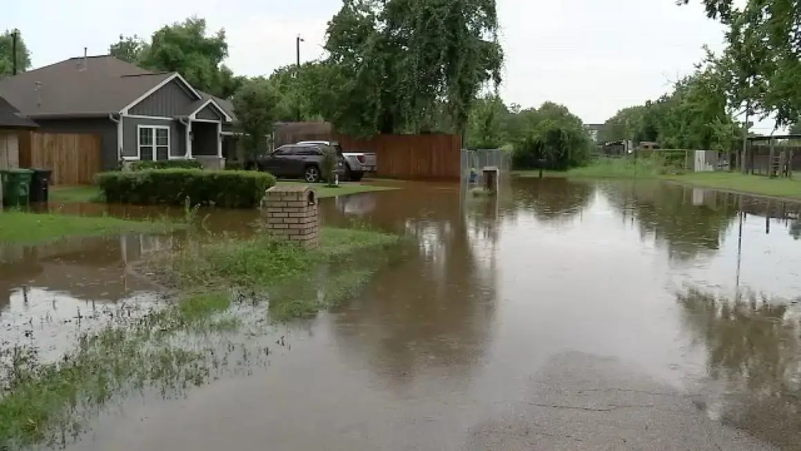 Nhà cửa bị bao vây bởi nước lũ ở Houston khi bão quét qua khu vực