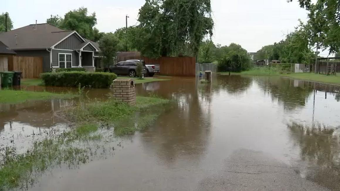 Nhà cửa bị bao vây bởi nước lũ ở Houston khi bão quét qua khu vực