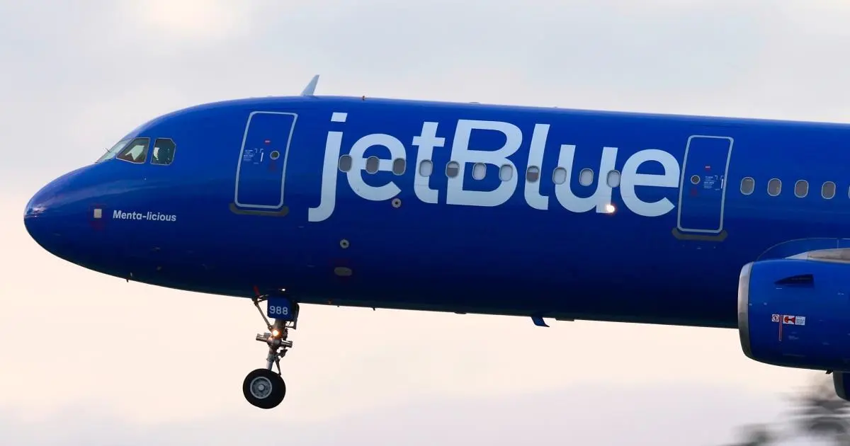 Máy bay JetBlue va chạm với drone ở New York
