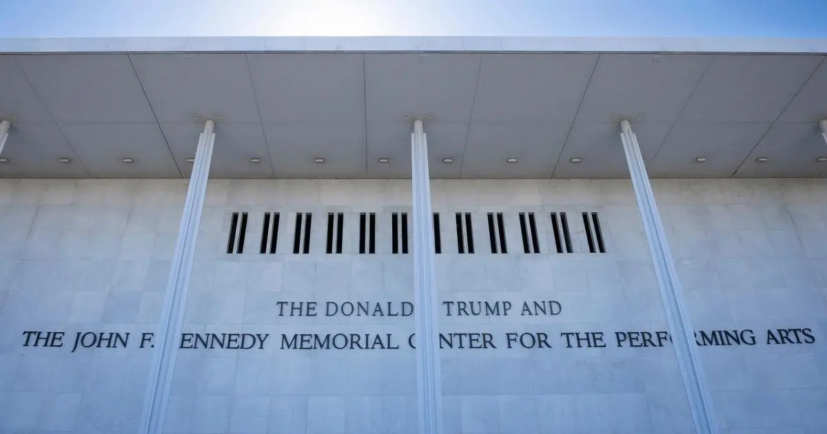 Trung tâm Kennedy yêu cầu gỡ bỏ tên Tổng Thống Donald Trump khỏi bảng hiệu