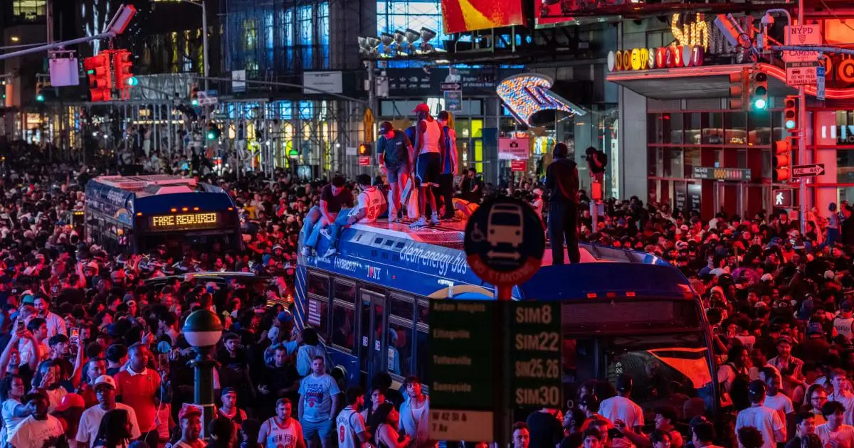 Chiến Thắng Lịch Sử Của Knicks: Niềm Vui Vỡ Òa Và Đêm Hỗn Loạn Tại New York