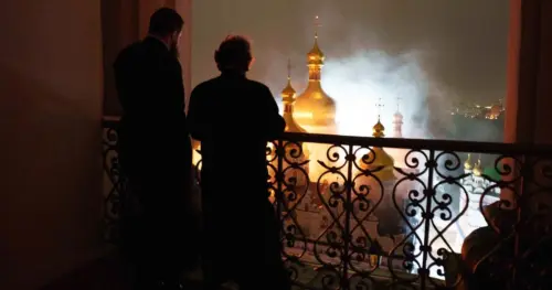 Các cuộc tấn công chết chóc của Nga gây cháy tu viện hàng thế kỷ ở Kyiv