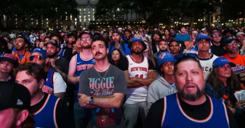 Cơn sốt NBA Finals: Người hâm mộ New York ăn mừng chức vô địch sau 27 năm