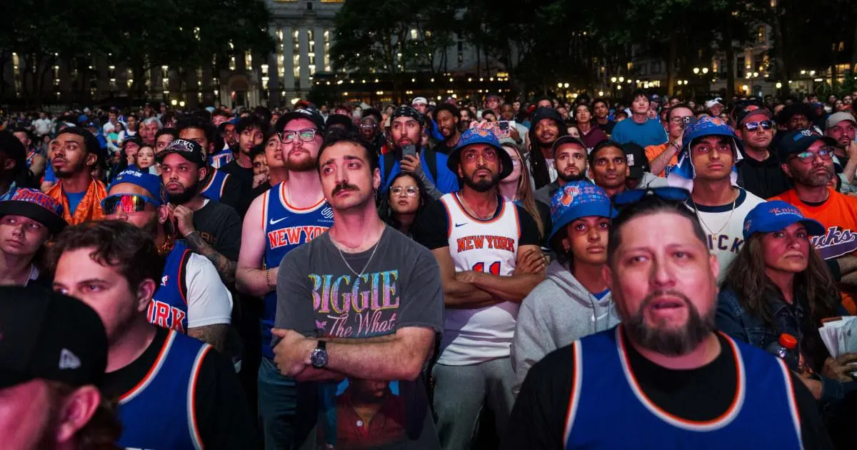 Cơn sốt NBA Finals: Người hâm mộ New York ăn mừng chức vô địch sau 27 năm