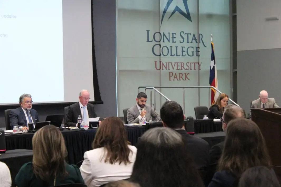 Hội đồng Hệ thống Cao đẳng Lone Star phê duyệt thêm 25 triệu đô la cho chương trình sách giáo khoa
