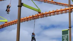 Sân chơi dây thừng và đường trượt zipline mới cùng nhà che mát khai trương tại YMCA Twin Lakes ở Cedar Park