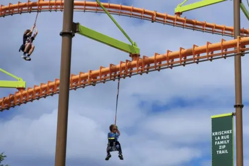 Sân chơi dây thừng và đường trượt zipline mới cùng nhà che mát khai trương tại YMCA Twin Lakes ở Cedar Park