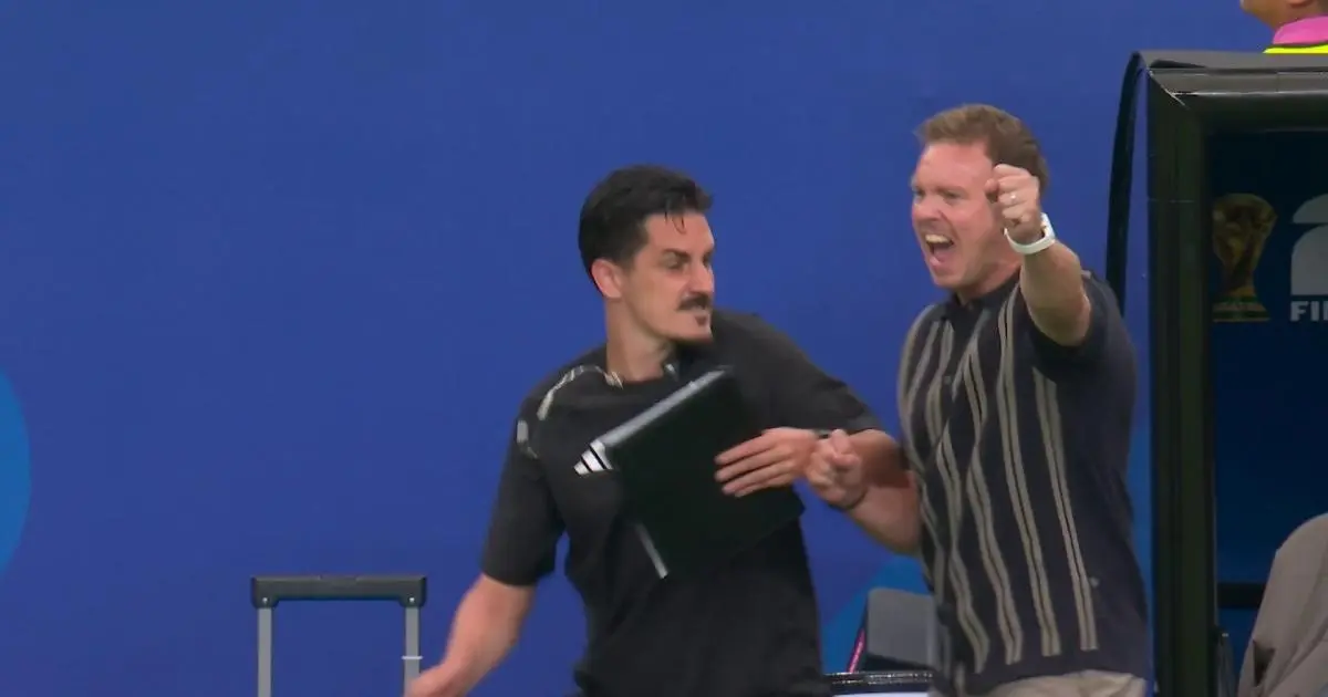 Huấn luyện viên Nagelsmann ăn mừng bàn thắng, nhưng vẫn giữ vững sự tập trung: phản ứng của ông khi Đức dẫn 1-0