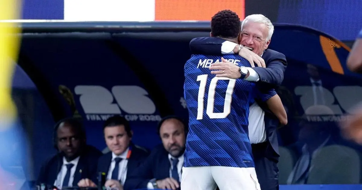 Mbappe vươn lên thứ hai lịch sử ghi bàn tại World Cup, ăn mừng cùng ban huấn luyện
