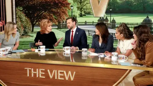 JD Vance tiết lộ những gì Joy Behar nói với ông trong giờ nghỉ quảng cáo