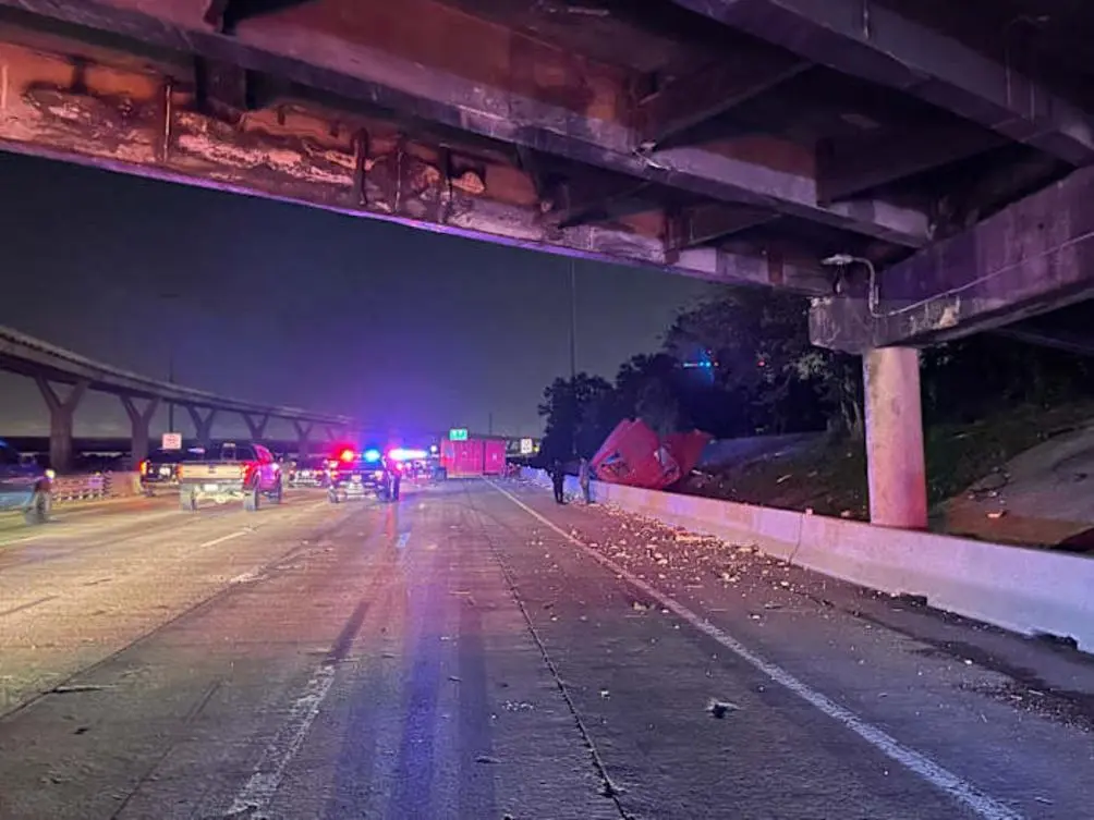 Nhiều làn đường trên Xa lộ Katy bị phong tỏa sau khi xe đầu kéo va chạm cầu Houston Avenue