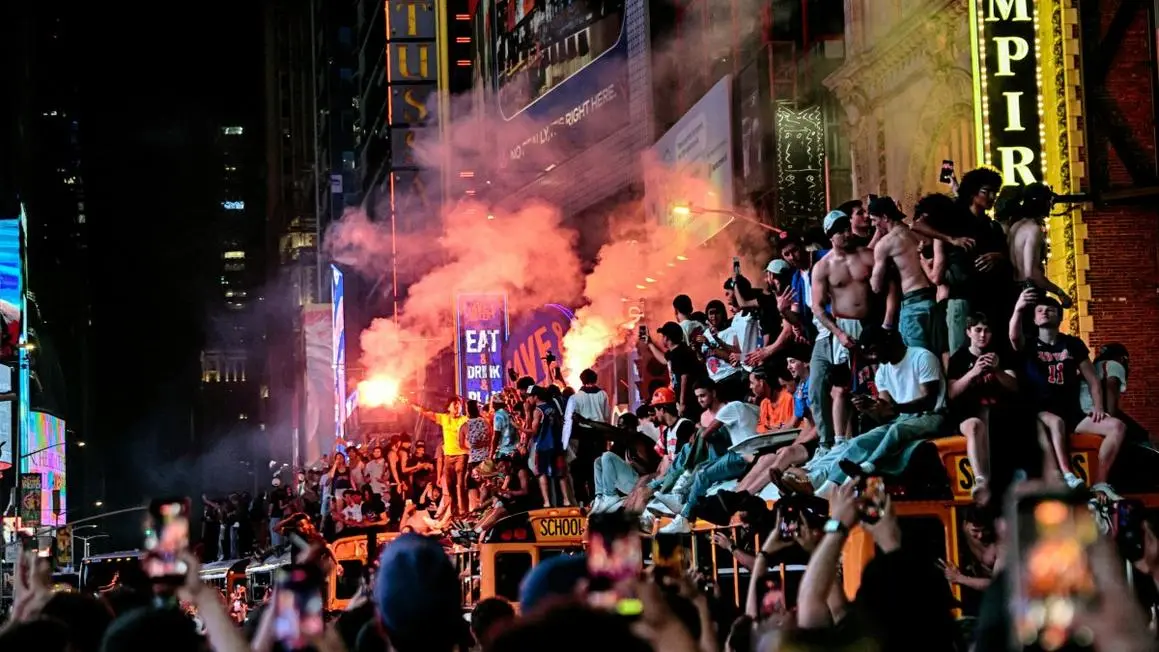 New York ăn mừng chức vô địch NBA đầu tiên sau 53 năm, nhưng không khí bị ảnh hưởng bởi bạo lực