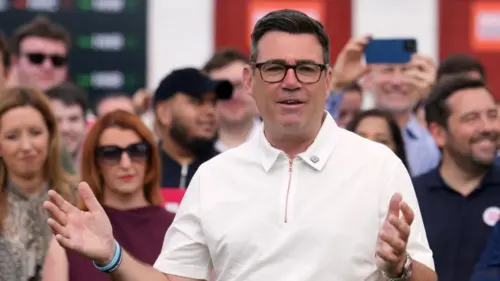 Ông Andy Burnham được kỳ vọng sẽ thách thức Thủ tướng Anh Keir Starmer sau khi thắng cử vào Nghị viện