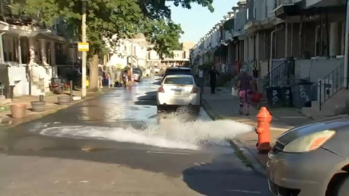 Cư dân Olney, Philadelphia mất nước nhiều giờ sau khi vòi chữa cháy bị hỏng gây ngập đường