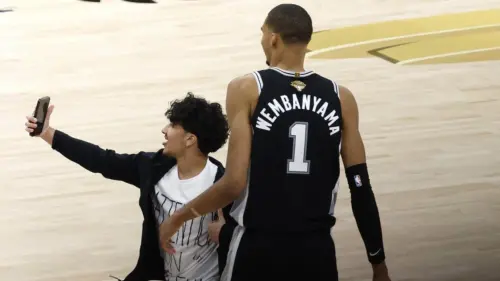 NBA Cấm Tuyệt Đối Người Hâm Mộ Sau Khi Chạy Ra Sân Cố Chụp Ảnh Tự Sướng Với Wembanyama