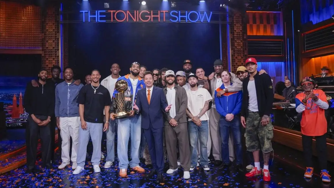 New York Knicks xuất hiện trên chương trình ‘Tonight Show’, Jimmy Fallon tôn vinh kỷ vật vô địch
