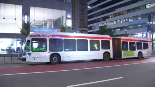 4 người nhập viện sau khi xe tông xe buýt SEPTA ở Philadelphia