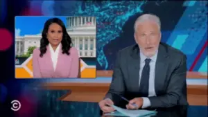Jon Stewart châm biếm Kristen Welker về phản ứng khi Tổng thống Trump rời phỏng vấn