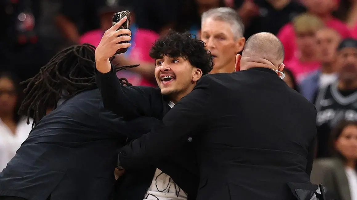 NBA cấm hai khán giả vĩnh viễn sau khi đột nhập sân trong trận Knicks-Spurs