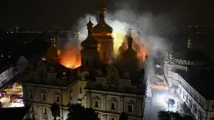 Hỏa hoạn thiêu rụi tu viện cổ Centuries-old ở Ukraine sau các cuộc tấn công chết người