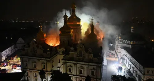 Hỏa hoạn thiêu rụi tu viện cổ Centuries-old ở Ukraine sau các cuộc tấn công chết người