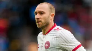 Cầu thủ bóng đá Đan Mạch Christian Eriksen đột quỵ lần hai trên sân