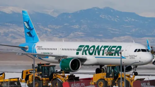 Chuyến bay Frontier bị đổi hướng sau khi hành khách cố mở cửa, tấn công tiếp viên