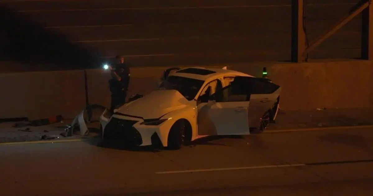 Xe bay lên không trung đâm vào xe khác trên đường East Freeway, 3 người nhập viện