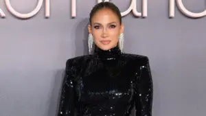 Jennifer Lopez thừa nhận cô ấy “sẽ quan hệ tình dục” với toàn bộ dàn sao phim 90