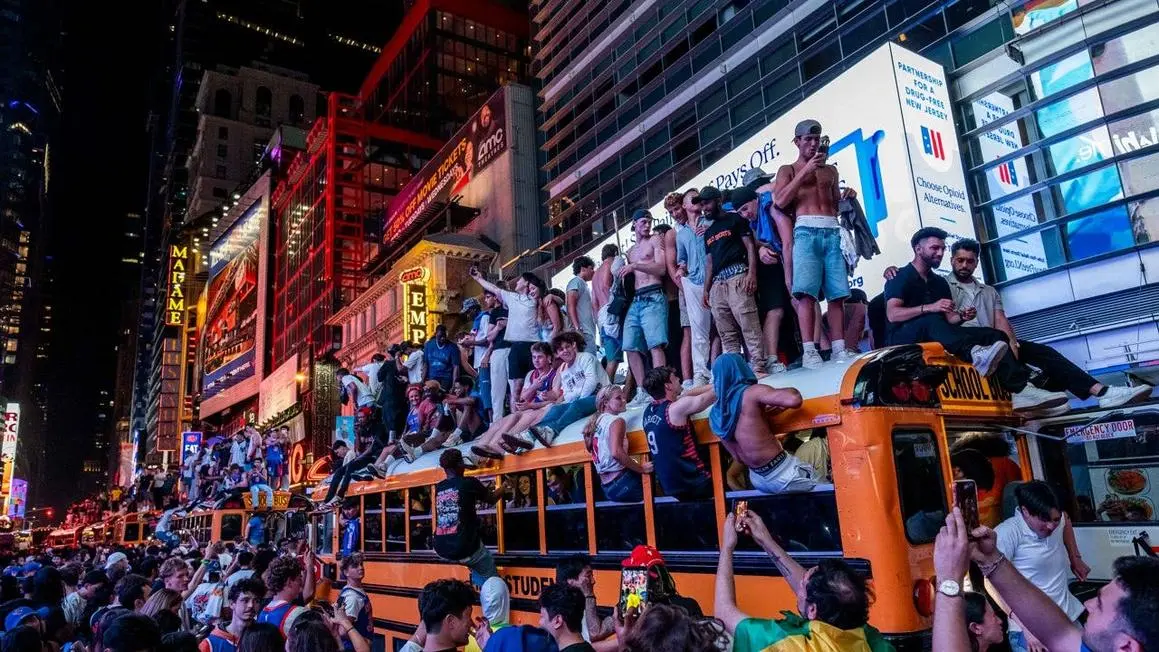 Hỗn loạn ở New York sau chiến thắng của Knicks