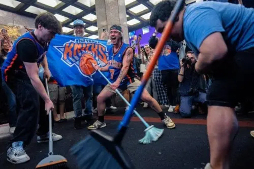 Thị trưởng New York kêu gọi người hâm mộ Knicks ‘hãy có trách nhiệm’ trước Trận 5 Chung kết NBA