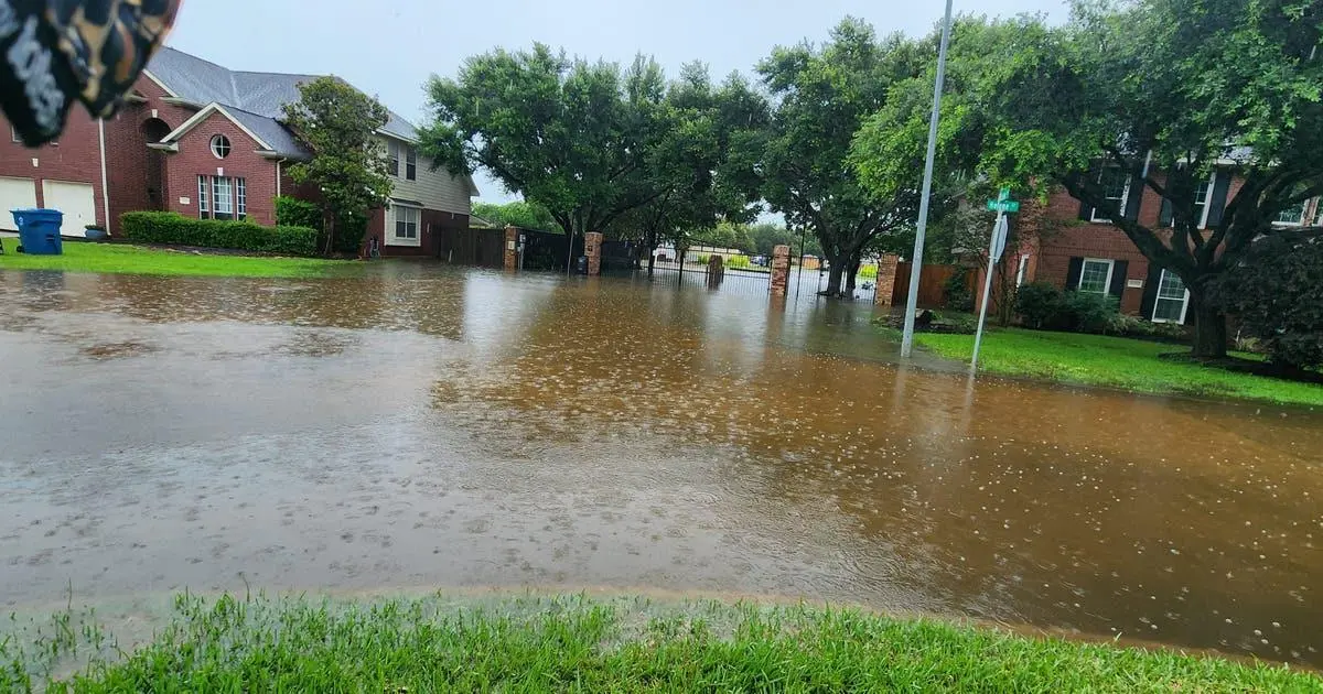 Houston hứng chịu mưa lớn và lũ lụt cục bộ