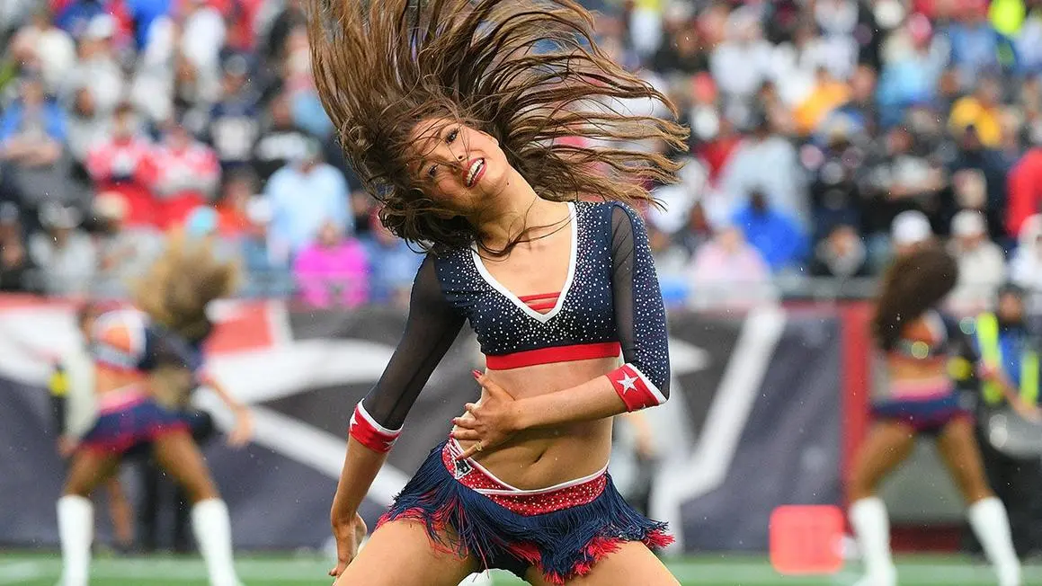 Khán giả Scotland ngỡ ngàng khi thấy các cô gái cổ vũ New England Patriots tại World Cup