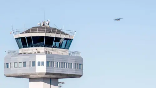 Phi công JetBlue báo cáo va chạm với drone khi hạ cánh xuống sân bay JFK