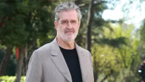 Rupert Everett tự nhìn nhận quá khứ “hơi xã hội đen” tại Hollywood