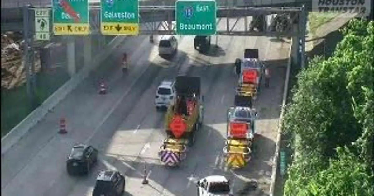 I-10 bị đóng một phần sau vụ xe tải đụng cầu ở Houston