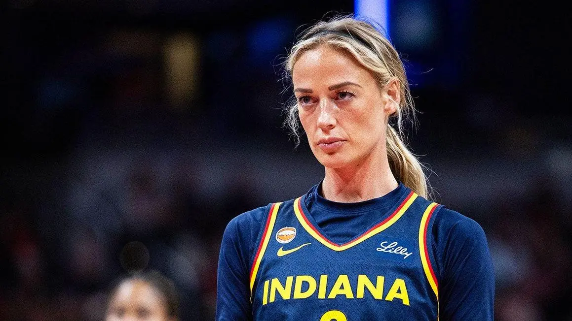 Sophie Cunningham lên tiếng bảo vệ Caitlin Clark, doanh số áo tăng vọt