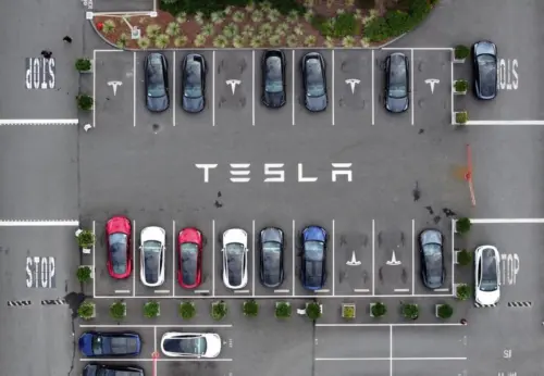 Tesla dàn xếp vụ kiện tai nạn liên quan đến FSD trong lúc điều tra liên bang tiếp diễn