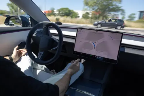 Tất cả sự chú ý đổ dồn vào Tesla FSD