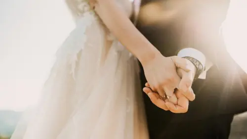 Cha mẹ Công Giáo khuyên nhủ các cặp sắp cưới kiêng khem tình dục