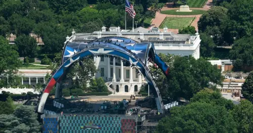 Kiện mới thách thức sự kiện UFC tại Tòa Bạch Ốc vào sinh nhật Tổng thống Donald Trump