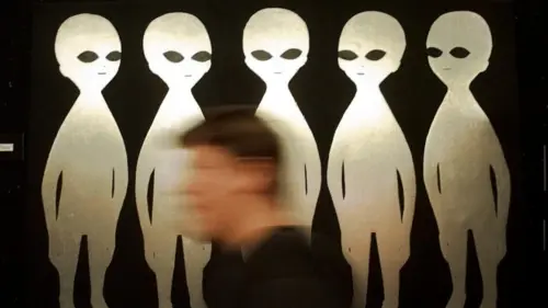 Hồ Sơ UFO Mới Tiết Lộ Hình Ảnh Đĩa Bay Quay và Quả Cầu Sáng
