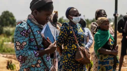 Tang lễ nạn nhân Ebola 6 tháng tuổi, đánh dấu ca tử vong thứ ba tại trại trẻ mồ côi trong đợt bùng phát